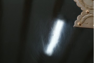 中古　美品!!　国産　職人手作り　高級家具　手打ち銅金具が素敵な黒漆塗りの民芸和箪笥　(R-082318)