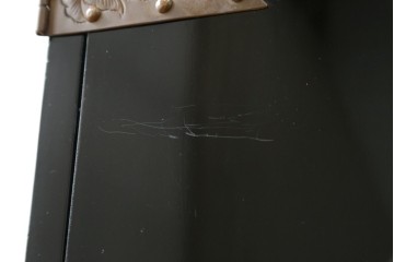 中古　美品!!　国産　職人手作り　高級家具　手打ち銅金具が素敵な黒漆塗りの民芸和箪笥　(R-082318)