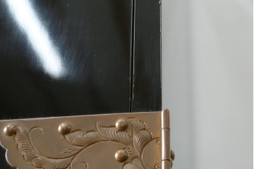 中古　美品!!　国産　職人手作り　高級家具　手打ち銅金具が素敵な黒漆塗りの民芸和箪笥　(R-082318)