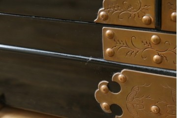 中古　美品!!　国産　職人手作り　高級家具　手打ち銅金具が素敵な黒漆塗りの民芸和箪笥　(R-082318)