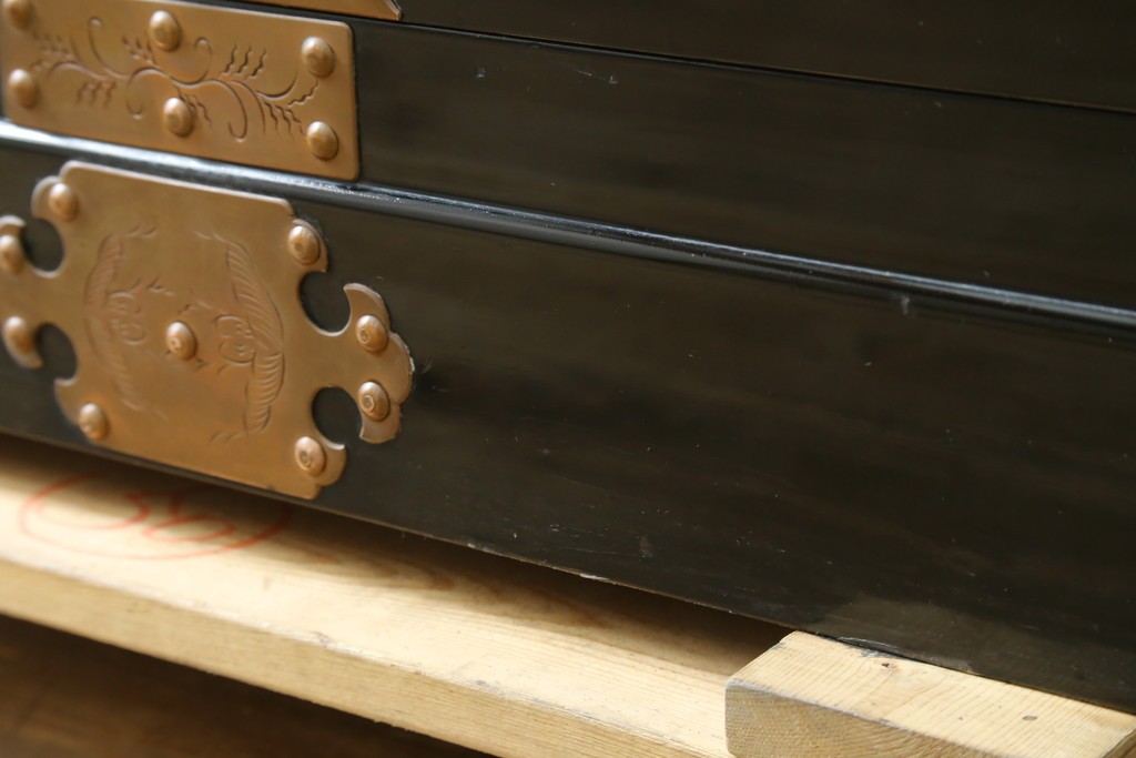 中古　美品!!　国産　職人手作り　高級家具　手打ち銅金具が素敵な黒漆塗りの民芸和箪笥　(R-082318)