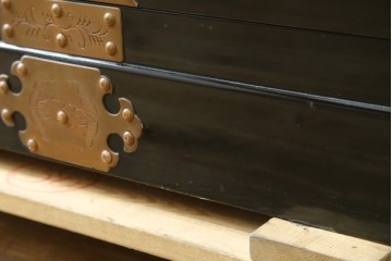 中古　美品!!　国産　職人手作り　高級家具　手打ち銅金具が素敵な黒漆塗りの民芸和箪笥　(R-082318)