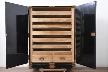 中古　美品!!　国産　職人手作り　高級家具　手打ち銅金具が素敵な黒漆塗りの民芸和箪笥(観音箪笥、着物箪笥、衣装箪笥、整理箪笥、収納箪笥、引き出し、チェスト)(R-082318)