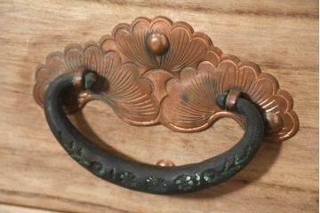 中古　美品!!　国産　職人手作り　高級家具　手打ち銅金具が素敵な黒漆塗りの民芸和箪笥(観音箪笥、着物箪笥、衣装箪笥、整理箪笥、収納箪笥、引き出し、チェスト)(R-082318)