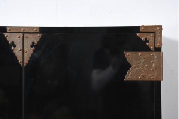 中古　美品!!　国産　職人手作り　高級家具　手打ち銅金具が素敵な黒漆塗りの民芸和箪笥(観音箪笥、着物箪笥、衣装箪笥、整理箪笥、収納箪笥、引き出し、チェスト)(R-082318)