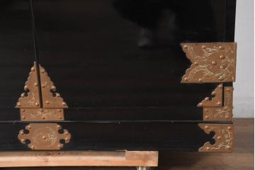 中古　美品!!　国産　職人手作り　高級家具　手打ち銅金具が素敵な黒漆塗りの民芸和箪笥(観音箪笥、着物箪笥、衣装箪笥、整理箪笥、収納箪笥、引き出し、チェスト)(R-082318)
