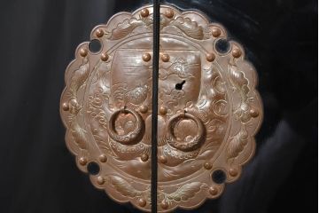 中古　美品!!　国産　職人手作り　高級家具　手打ち銅金具が素敵な黒漆塗りの民芸和箪笥(観音箪笥、着物箪笥、衣装箪笥、整理箪笥、収納箪笥、引き出し、チェスト)(R-082318)
