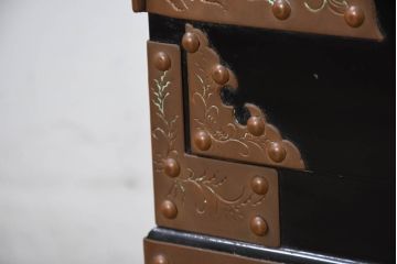 中古　美品!!　国産　職人手作り　高級家具　手打ち銅金具が素敵な黒漆塗りの民芸和箪笥(観音箪笥、着物箪笥、衣装箪笥、整理箪笥、収納箪笥、引き出し、チェスト)(R-082318)