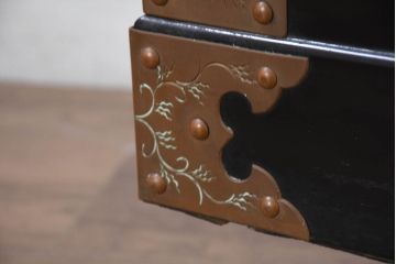 中古　美品!!　国産　職人手作り　高級家具　手打ち銅金具が素敵な黒漆塗りの民芸和箪笥(観音箪笥、着物箪笥、衣装箪笥、整理箪笥、収納箪笥、引き出し、チェスト)(R-082318)