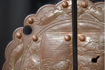 中古　美品!!　国産　職人手作り　高級家具　手打ち銅金具が素敵な黒漆塗りの民芸和箪笥(観音箪笥、着物箪笥、衣装箪笥、整理箪笥、収納箪笥、引き出し、チェスト)(R-082318)