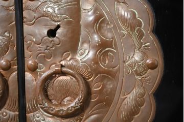 中古　美品!!　国産　職人手作り　高級家具　手打ち銅金具が素敵な黒漆塗りの民芸和箪笥(観音箪笥、着物箪笥、衣装箪笥、整理箪笥、収納箪笥、引き出し、チェスト)(R-082318)