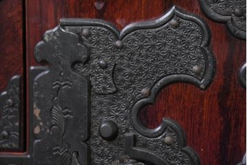 中古　熊野洞　木地呂塗り　漆塗り　力強い手打ち金具が魅力の仙台箪笥(小タンス、和たんす、衣装タンス、収納箪笥、整理箪笥、チェスト、引き出し)(定価約80万円)(R-082319)