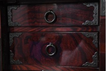 中古　熊野洞　木地呂塗り　漆塗り　力強い手打ち金具が魅力の仙台箪笥(小タンス、和たんす、衣装タンス、収納箪笥、整理箪笥、チェスト、引き出し)(定価約80万円)(R-082319)