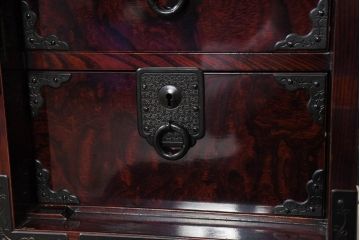 中古　熊野洞　木地呂塗り　漆塗り　力強い手打ち金具が魅力の仙台箪笥(小タンス、和たんす、衣装タンス、収納箪笥、整理箪笥、チェスト、引き出し)(定価約80万円)(R-082319)