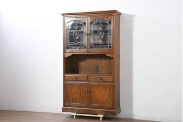 中古　美品　三越家具(現カントリーハウス)　Brugge(ブルージュ)　プロパティ　ステンドグラスが上品な印象を深めるキャビネット(食器棚、カップボード、収納棚、戸棚、飾り棚)(R-082320)