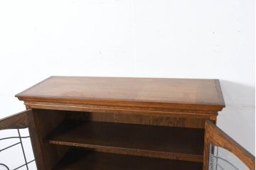 中古　美品　三越家具(現カントリーハウス)　Brugge(ブルージュ)　プロパティ　ステンドグラスが上品な印象を深めるキャビネット(食器棚、カップボード、収納棚、戸棚、飾り棚)(R-082320)