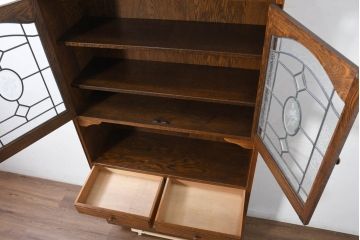 中古　美品　三越家具(現カントリーハウス)　Brugge(ブルージュ)　プロパティ　ステンドグラスが上品な印象を深めるキャビネット(食器棚、カップボード、収納棚、戸棚、飾り棚)(R-082320)