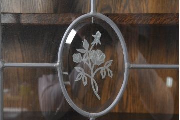 中古　美品　三越家具(現カントリーハウス)　Brugge(ブルージュ)　プロパティ　ステンドグラスが上品な印象を深めるキャビネット(食器棚、カップボード、収納棚、戸棚、飾り棚)(R-082320)