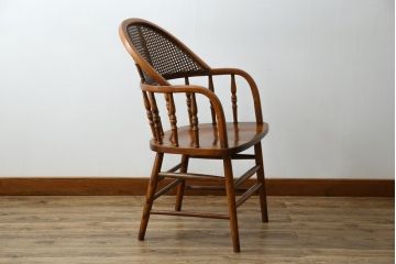 中古　ブランド家具　Shin-Lee(シンリー) 　滑らかな木肌とシックな佇まいが魅力のアームチェア(板座チェア、椅子、イス、ウィンザーチェア)(R-082321)