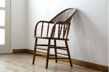 中古　ブランド家具　Shin-Lee(シンリー) 　滑らかな木肌とシックな佇まいが魅力のアームチェア(板座チェア、椅子、イス、ウィンザーチェア)(R-082321)