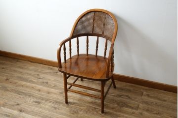中古　ブランド家具　Shin-Lee(シンリー) 　滑らかな木肌とシックな佇まいが魅力のアームチェア(板座チェア、椅子、イス、ウィンザーチェア)(R-082321)