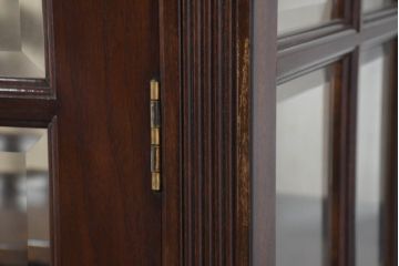 中古　特注!!　松本民芸家具　クラシカルな雰囲気漂う三面ガラスの電話ボックス(テレフォンボックス、電話ブース、電話室、店舗什器)(定価約150万円)(R-082322)