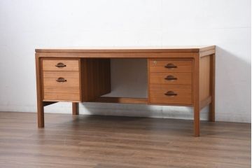 和製ビンテージ　北欧デザイン　高級家具ブランド　日田工芸　maxim(マキシム)シリーズ　チーク材　木の温かみと機能性を兼ねた両袖机(ニーホールデスク、作業台、ワークテーブル、ワークデスク、在宅ワーク、在宅用、ヴィンテージ)(R-082323)