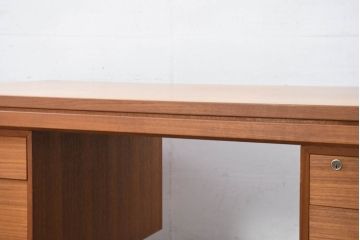 和製ビンテージ　北欧デザイン　高級家具ブランド　日田工芸　maxim(マキシム)シリーズ　チーク材　木の温かみと機能性を兼ねた両袖机(ニーホールデスク、作業台、ワークテーブル、ワークデスク、在宅ワーク、在宅用、ヴィンテージ)(R-082323)