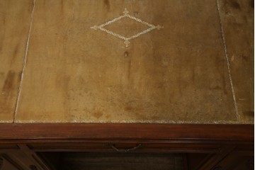 海外アンティーク　チーク材　レザートップ　両面使い　繊細な彫刻が美しいパートナーデスク(両袖机、作業台、ワークテーブル、ワークデスク、在宅ワーク、在宅用)(R-082324)