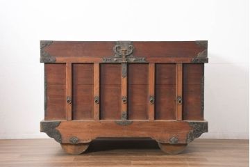 和製アンティーク　古民芸　欅(ケヤキ)材　檜(ヒノキ)材　北陸三国産　立派な金具が重厚感を高める車長持(車箪笥、収納箱、時代箪笥)(R-082327)