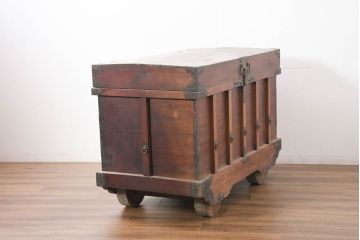和製アンティーク　古民芸　欅(ケヤキ)材　檜(ヒノキ)材　北陸三国産　立派な金具が重厚感を高める車長持(車箪笥、収納箱、時代箪笥)(R-082327)