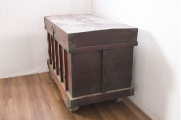 和製アンティーク　古民芸　欅(ケヤキ)材　檜(ヒノキ)材　北陸三国産　立派な金具が重厚感を高める車長持(車箪笥、収納箱、時代箪笥)(R-082327)