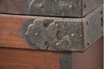和製アンティーク　古民芸　欅(ケヤキ)材　檜(ヒノキ)材　北陸三国産　立派な金具が重厚感を高める車長持(車箪笥、収納箱、時代箪笥)(R-082327)