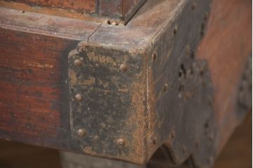 和製アンティーク　古民芸　欅(ケヤキ)材　檜(ヒノキ)材　北陸三国産　立派な金具が重厚感を高める車長持(車箪笥、収納箱、時代箪笥)(R-082327)