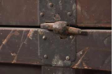 和製アンティーク　古民芸　欅(ケヤキ)材　檜(ヒノキ)材　北陸三国産　立派な金具が重厚感を高める車長持(車箪笥、収納箱、時代箪笥)(R-082327)