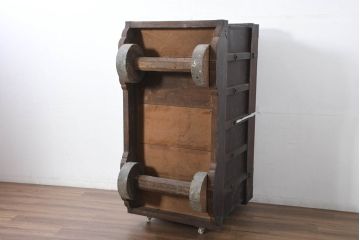 和製アンティーク　古民芸　欅(ケヤキ)材　檜(ヒノキ)材　北陸三国産　立派な金具が重厚感を高める車長持(車箪笥、収納箱、時代箪笥)(R-082327)