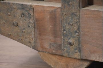 和製アンティーク　立派な金具と味わい深い風合いが魅力的な重厚感のある車長持(時代箪笥、車箪笥、収納箱、タンス、たんす)(R-082328)