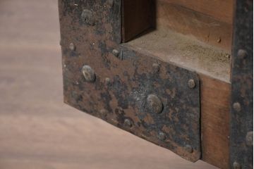 和製アンティーク　立派な金具と味わい深い風合いが魅力的な重厚感のある車長持(時代箪笥、車箪笥、収納箱、タンス、たんす)(R-082328)