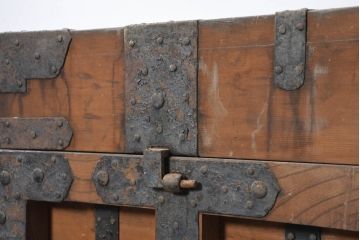 和製アンティーク　立派な金具と味わい深い風合いが魅力的な重厚感のある車長持(時代箪笥、車箪笥、収納箱、タンス、たんす)(R-082328)