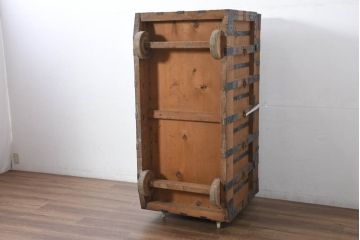和製アンティーク　立派な金具と味わい深い風合いが魅力的な重厚感のある車長持(時代箪笥、車箪笥、収納箱、タンス、たんす)(R-082328)