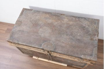 和製アンティーク　激レア　希少　これぞ日本版宝箱!!　上手物!!　欅(ケヤキ)材　北陸三国産　立派な金具の貴重品箱(収納箱、収納箪笥、銭函、銭箱、舟箪笥、船箪笥、時代箪笥)(R-082329)