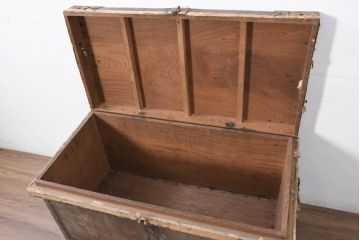 和製アンティーク　激レア　希少　これぞ日本版宝箱!!　上手物!!　欅(ケヤキ)材　北陸三国産　立派な金具の貴重品箱(収納箱、収納箪笥、銭函、銭箱、舟箪笥、船箪笥、時代箪笥)(R-082329)
