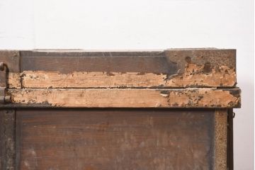 和製アンティーク　激レア　希少　これぞ日本版宝箱!!　上手物!!　欅(ケヤキ)材　北陸三国産　立派な金具の貴重品箱(収納箱、収納箪笥、銭函、銭箱、舟箪笥、船箪笥、時代箪笥)(R-082329)