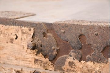 和製アンティーク　激レア　希少　これぞ日本版宝箱!!　上手物!!　欅(ケヤキ)材　北陸三国産　立派な金具の貴重品箱(収納箱、収納箪笥、銭函、銭箱、舟箪笥、船箪笥、時代箪笥)(R-082329)