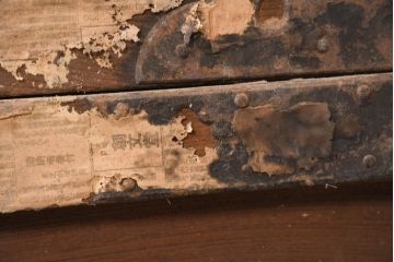 和製アンティーク　激レア　希少　これぞ日本版宝箱!!　上手物!!　欅(ケヤキ)材　北陸三国産　立派な金具の貴重品箱(収納箱、収納箪笥、銭函、銭箱、舟箪笥、船箪笥、時代箪笥)(R-082329)