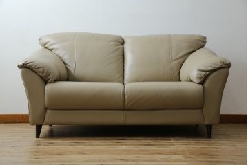 中古　超美品　フランスベッド取り扱い　イタリア　サコモディ(S'ACCOMODI)　上質な本革を使用した2Pソファ(レザー、アームソファ、二人掛け、2人掛け)(定価約32万円)(R-082334)