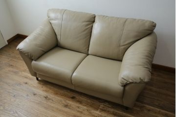 中古　超美品　フランスベッド取り扱い　イタリア　サコモディ(S'ACCOMODI)　上質な本革を使用した2Pソファ(レザー、アームソファ、二人掛け、2人掛け)(定価約32万円)(R-082334)