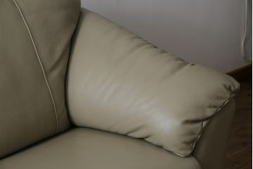 中古　超美品　フランスベッド取り扱い　イタリア　サコモディ(S'ACCOMODI)　上質な本革を使用した2Pソファ(レザー、アームソファ、二人掛け、2人掛け)(定価約32万円)(R-082334)