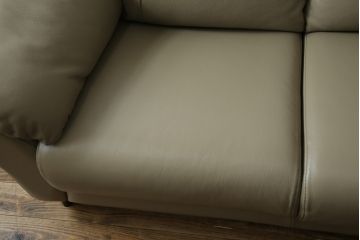 中古　超美品　フランスベッド取り扱い　イタリア　サコモディ(S'ACCOMODI)　上質な本革を使用した2Pソファ(レザー、アームソファ、二人掛け、2人掛け)(定価約32万円)(R-082334)