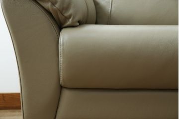 中古　超美品　フランスベッド取り扱い　イタリア　サコモディ(S'ACCOMODI)　上質な本革を使用した2Pソファ(レザー、アームソファ、二人掛け、2人掛け)(定価約32万円)(R-082334)